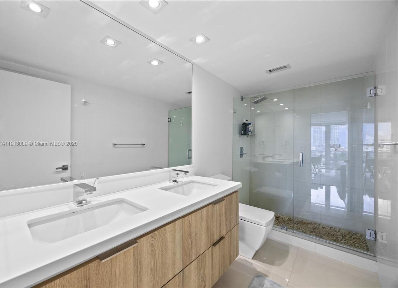KING COLE CONDO - Residential