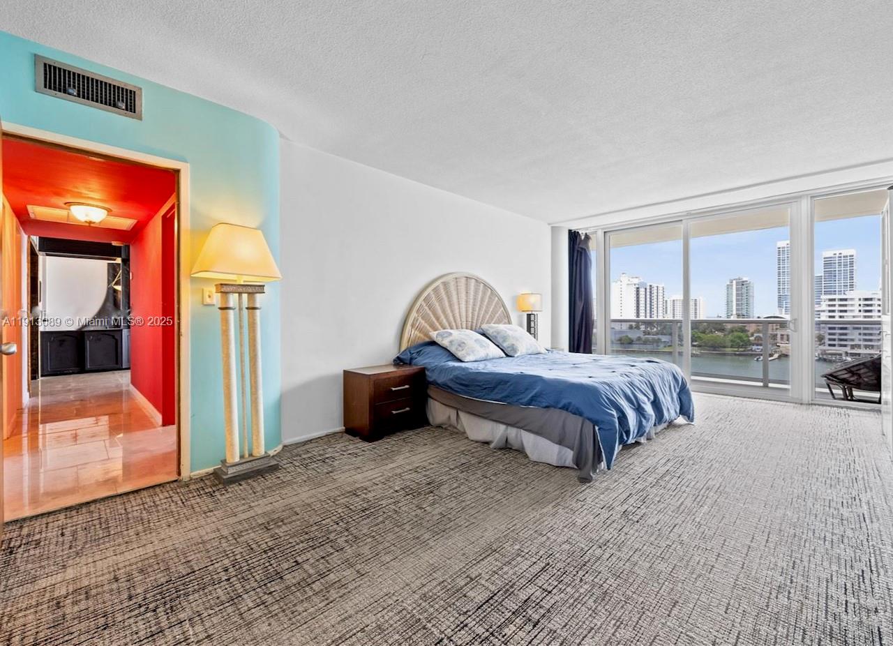 KING COLE CONDO - Residential