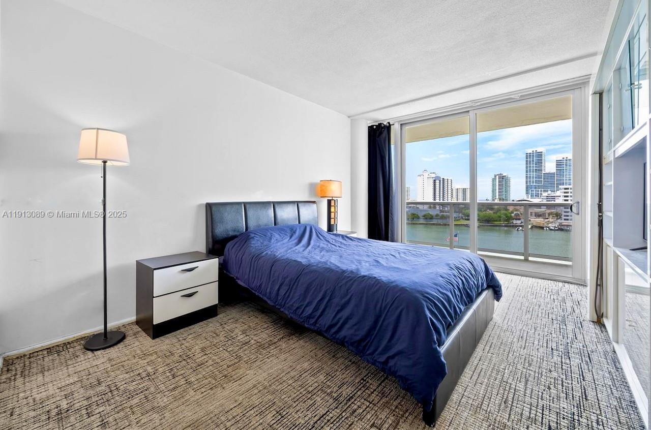 KING COLE CONDO - Residential