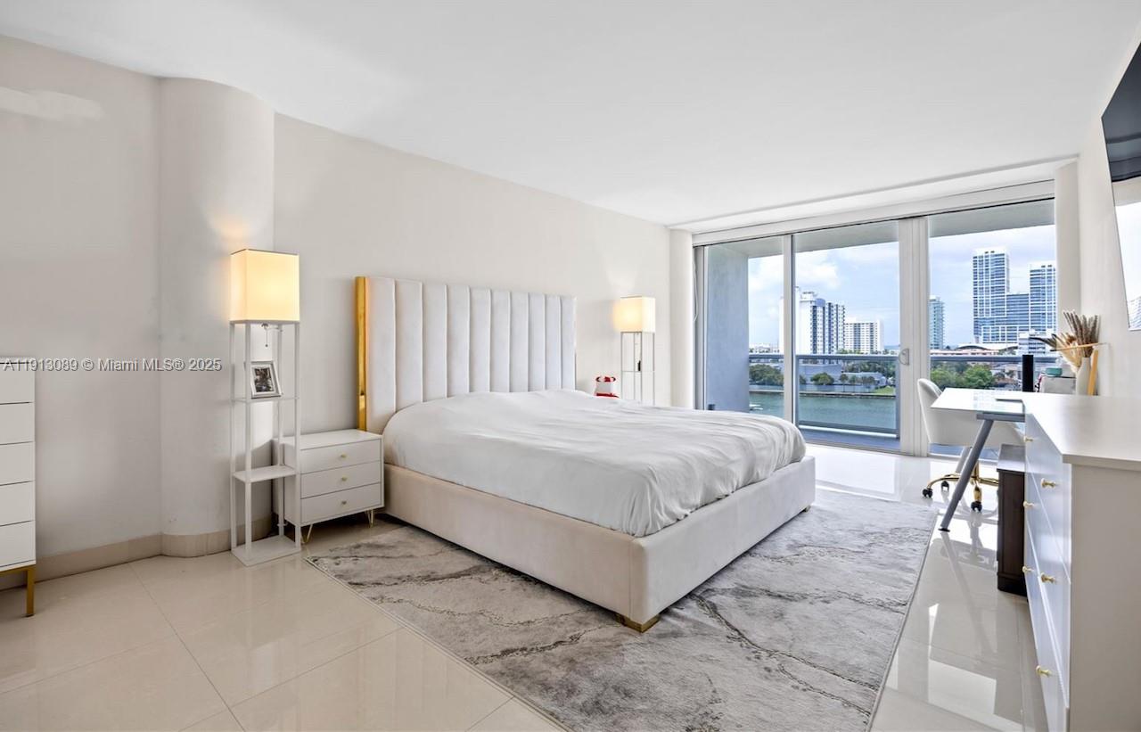 KING COLE CONDO - Residential