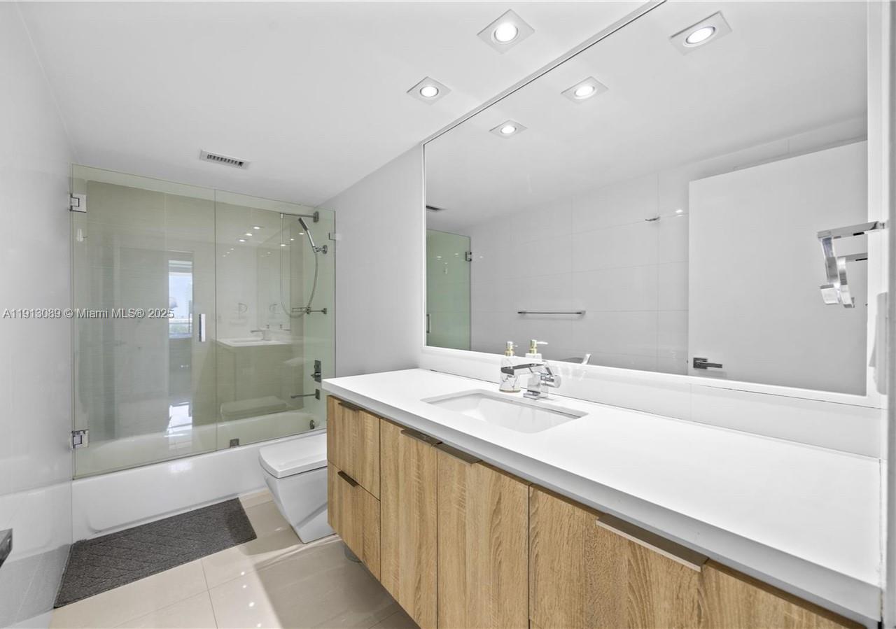KING COLE CONDO - Residential