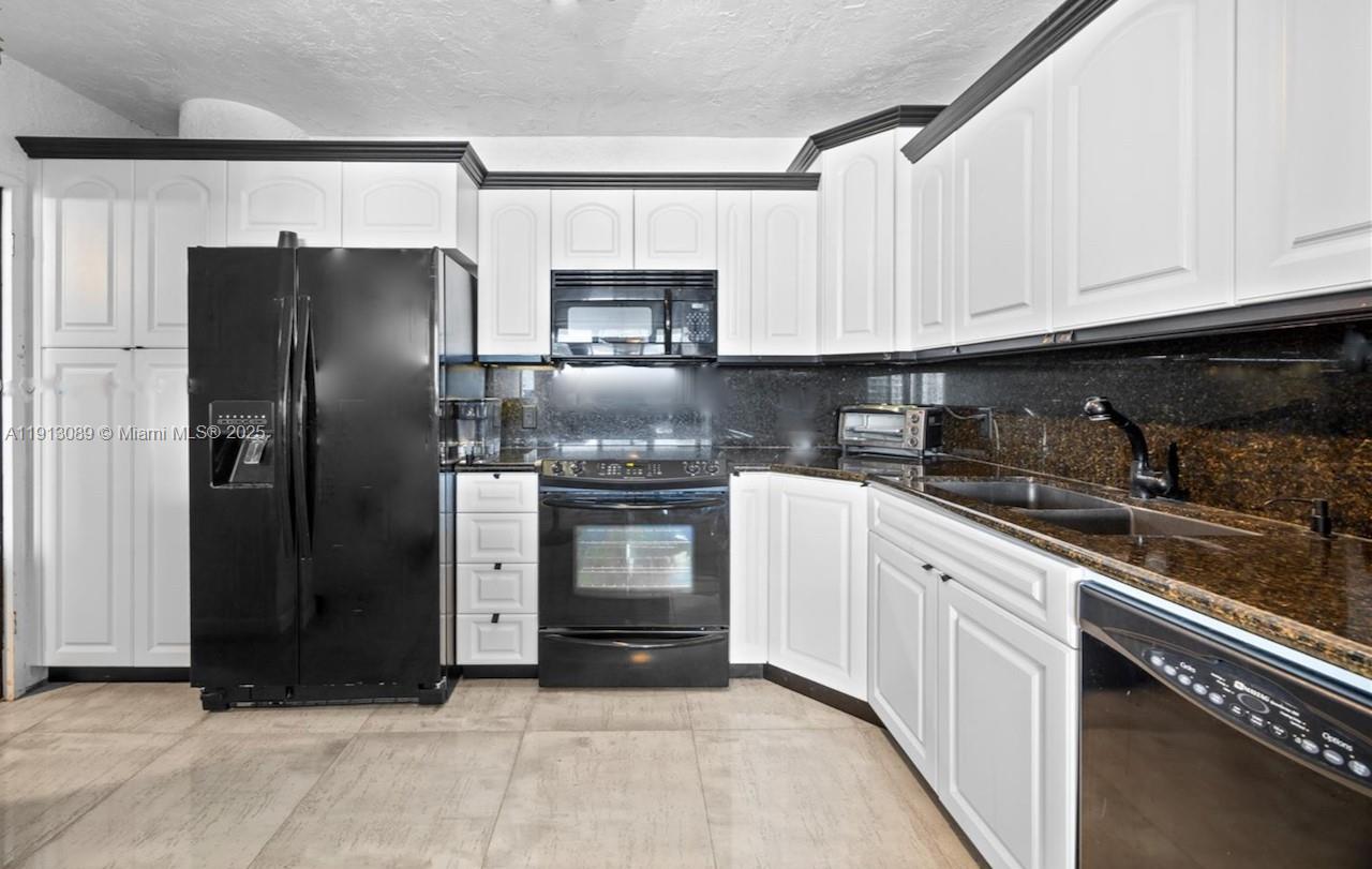 KING COLE CONDO - Residential