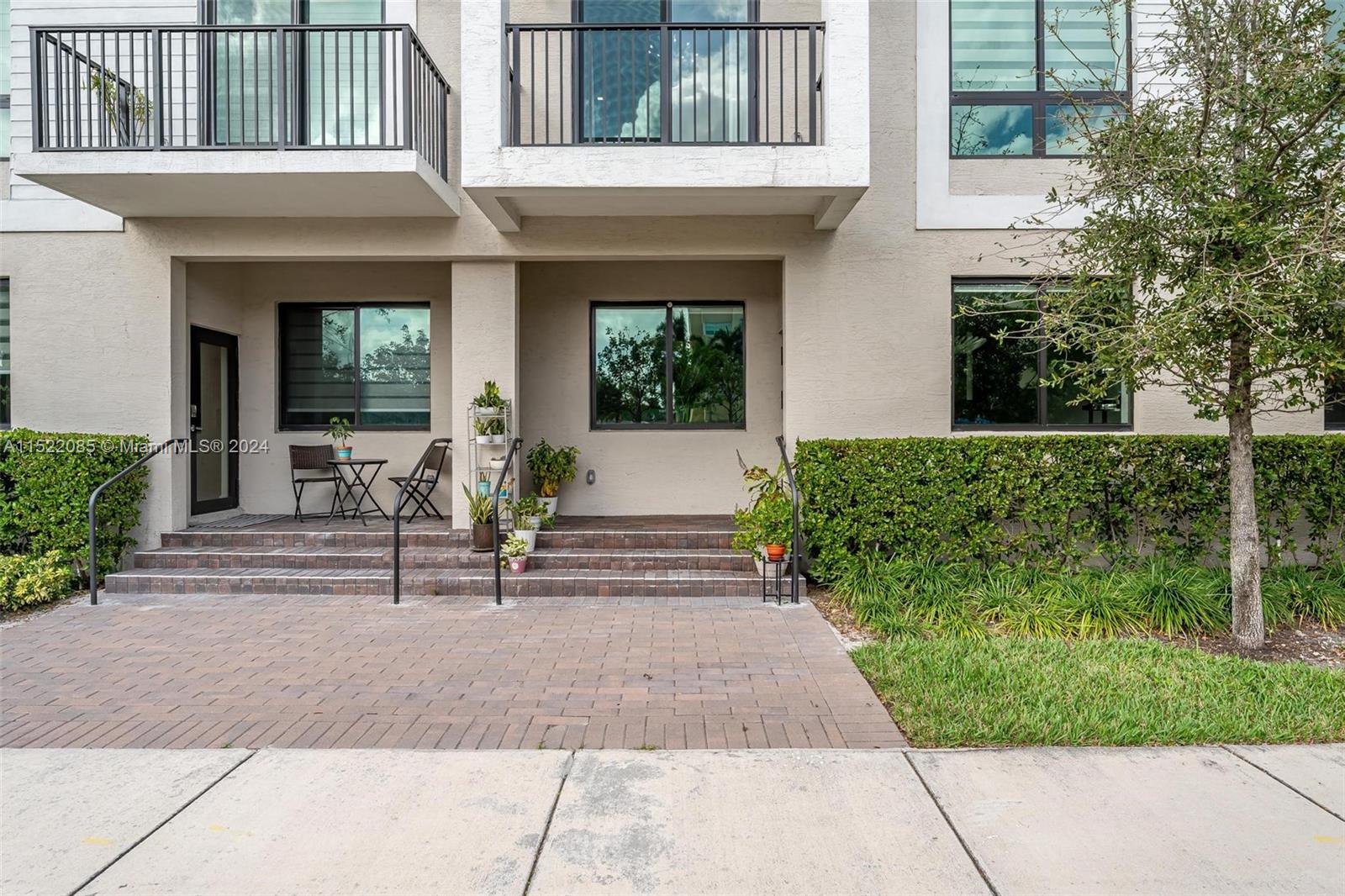 DOWNTOWN DORAL SOUTH PHAS - Residential