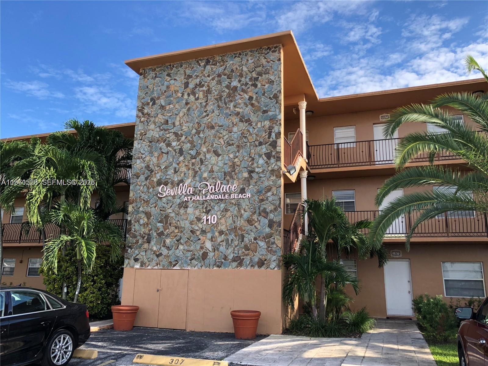 VERY NICE CORNER UNIT 3RD FLOOR  WITH ELEVATOR AND LAUNDRY FACILITIES .  BRIGHT 1 BED 1BATH WASHER AND DRYER IN UNIT . LOCATION LOCATION LOCATION , NEAR THE BEACH , BANKS AND PARKS