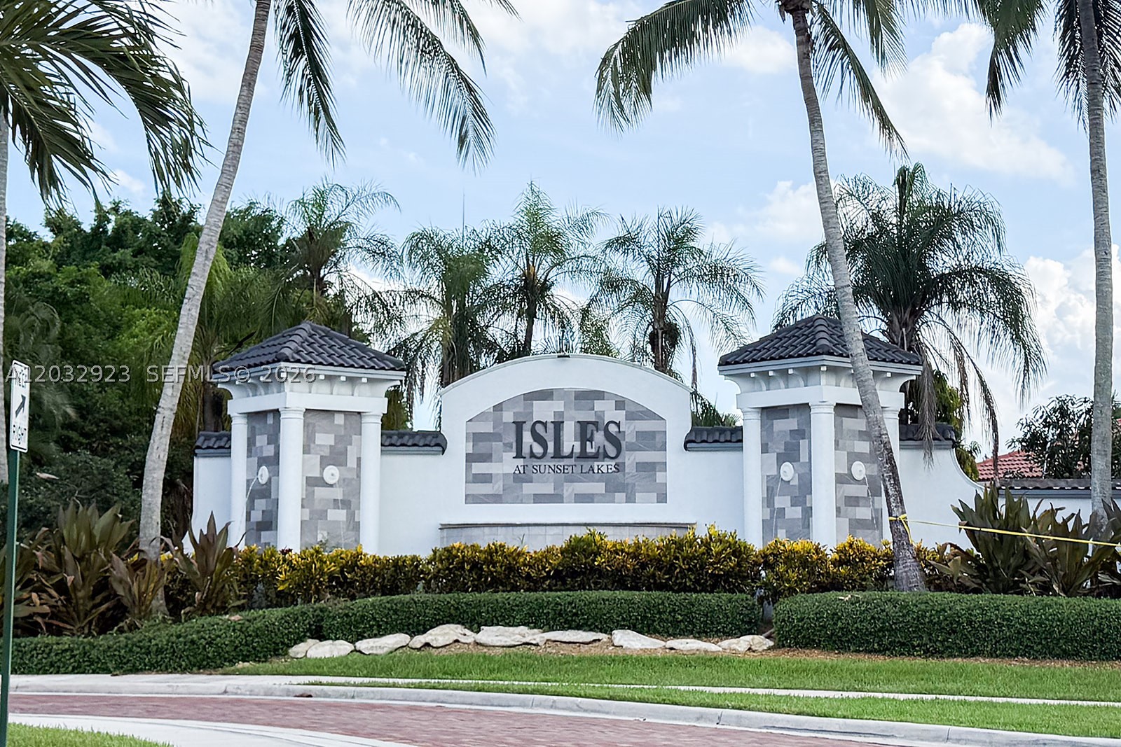 SUNSET LAKES PLAT THREE - Residential
