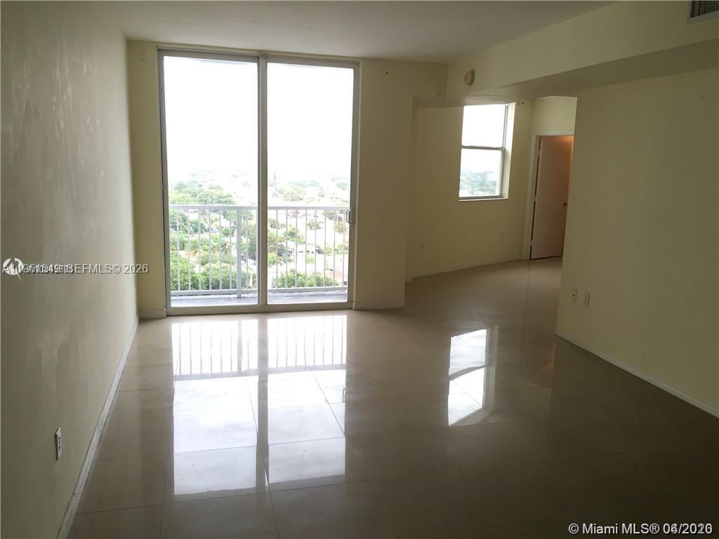 Excellent opportunity in Altos de Miami. This spacious two-bedroom, two-bathroom apartment offers a well-designed layout and includes one assigned parking space. Ideally located in the heart of Miami, just minutes from Downtown, Brickell, major medical centers, as well as premier shopping and dining destinations