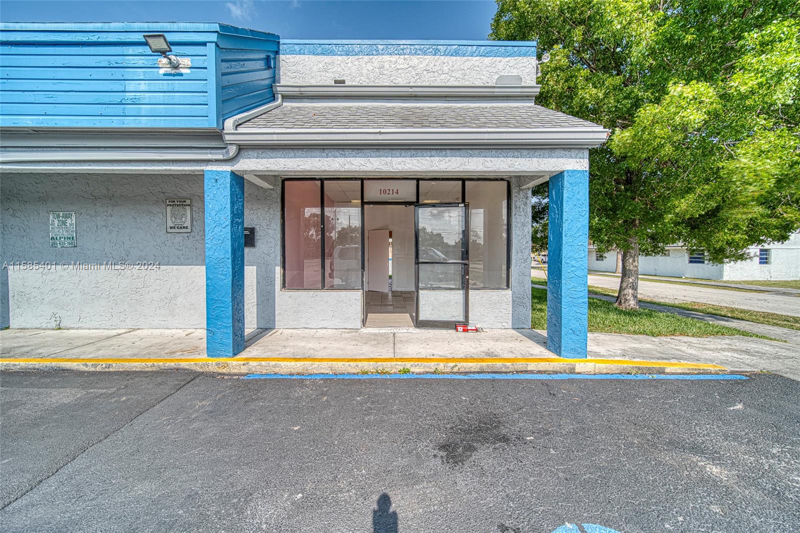 Main image without alt text