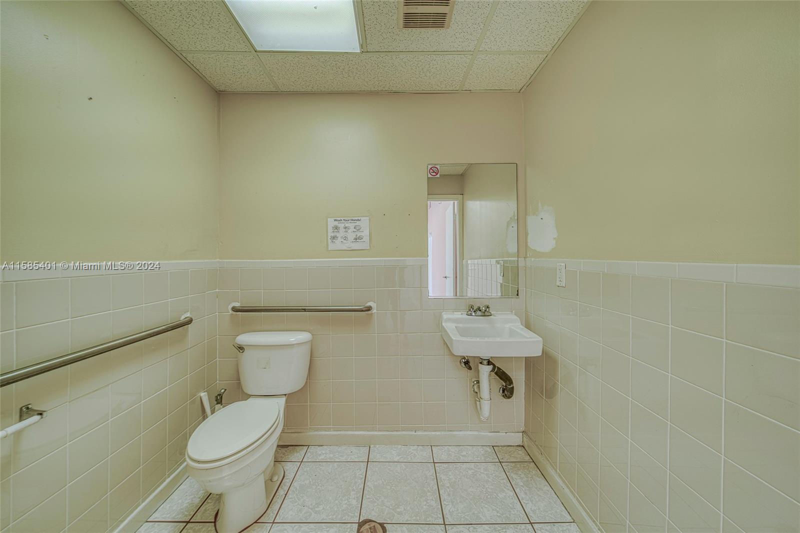 Main image without alt text