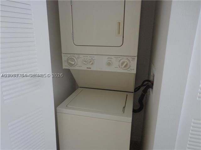 VILLAS AT LAKEVIEW CONDO - Residential Lease