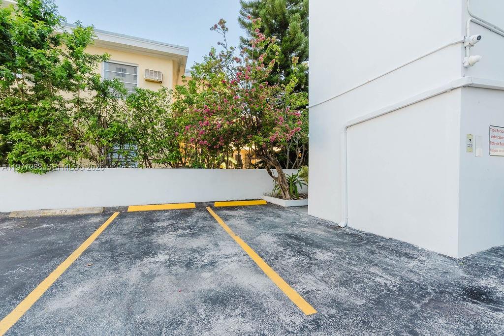 8000 CONDO - Residential