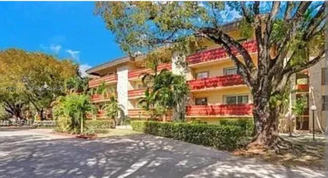 Spectacular unit with unobstructed garden view. 900 SQ Ft renovated features beans new porcelain floors, baseboard, painted throughout.