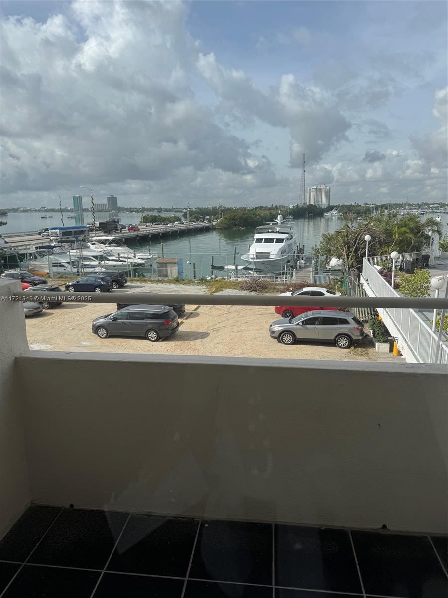 LIVE ON VACATIONS!! GREAT STUDIO WITH SEPARATE. KITCHEN . 1 SPACE PARKING. NOT RENTAL RESTRICTIONS!!  AIRBNN ALLOWED IN THE BUILDING. ACTUALLY UNIT IS RENTED FOR 1 YEAR TO AN EXCELLENT TENANT FOR $1600 DOLLARS A MONTH. ASSESSMENT FOR NEW POOL IS PAID.