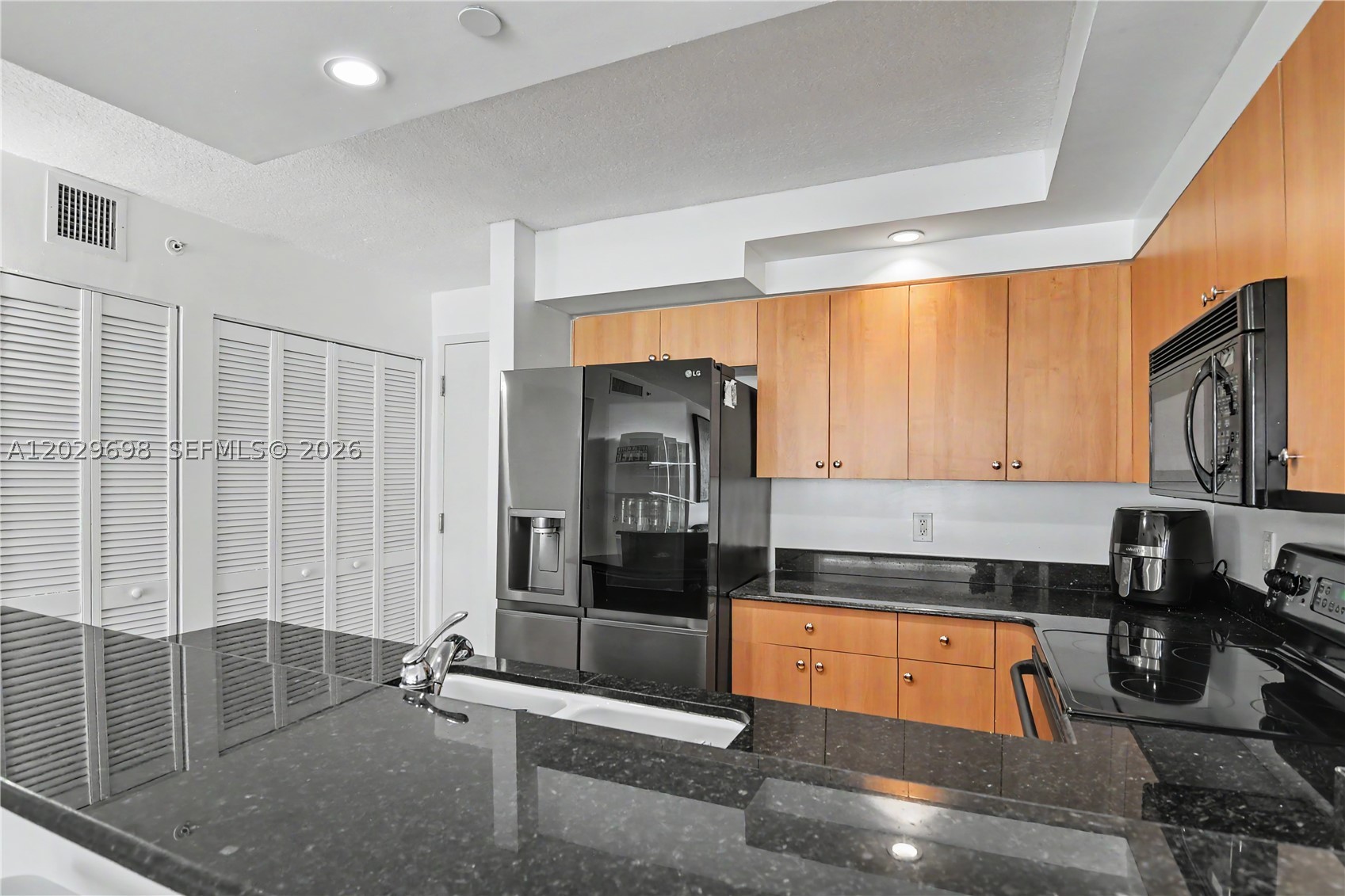 THE COLLINS CONDO - Residential