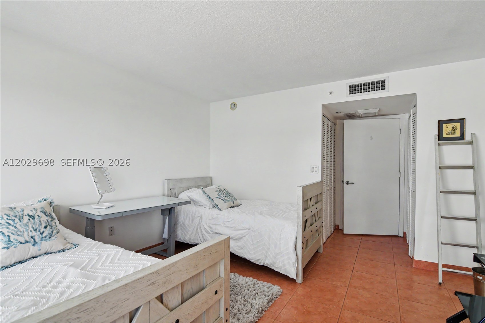 THE COLLINS CONDO - Residential