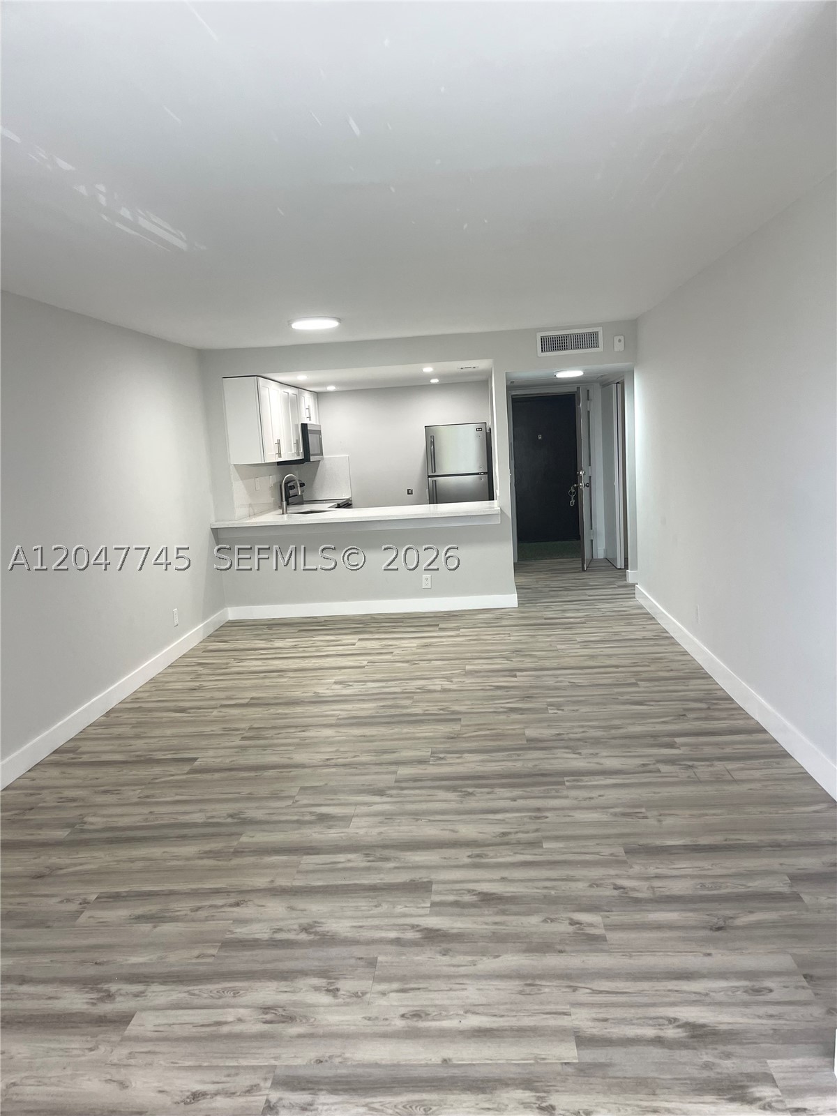 Beautiful and clean condo in the heart of Hallandale Beach. 5th floor with balcony and a view! Minutes from the beach and downtown Hallandale as well as downtown Hollywood. Building has many amenities including garage parking, security, community pool and more. Great local landlord that is always available for his tenants.
