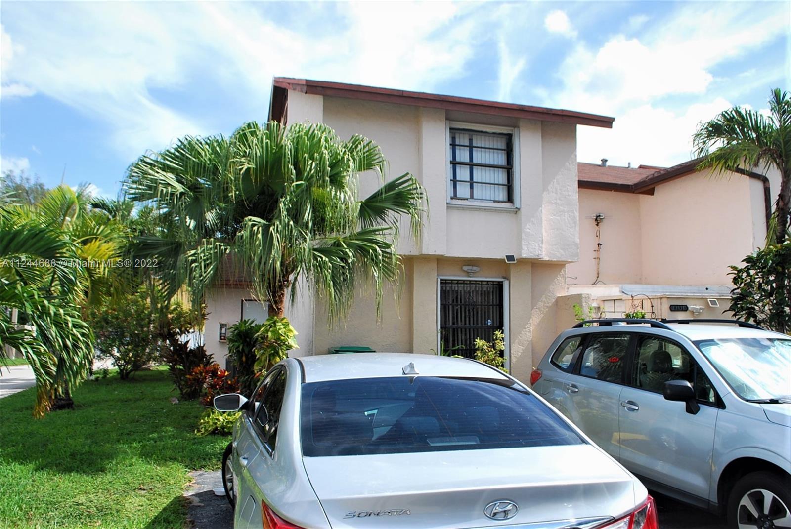 SEE BROKERS REMARK .Spacious townhouse on the corner with separate entrance, well distributed spaces below has a large living room with dining room, kitchen, half bathroom and laundry room inside. Upstairs has two very spacious rooms and a full bathroom with shower. It has very low association. The location is excellent because in addition to privacy it has easy access to all facilities as well as expressways. This one unit is perfect for investors in an area where the average rent is between $2000 @ $2,300 a month for similar units. Call the listing agent today.