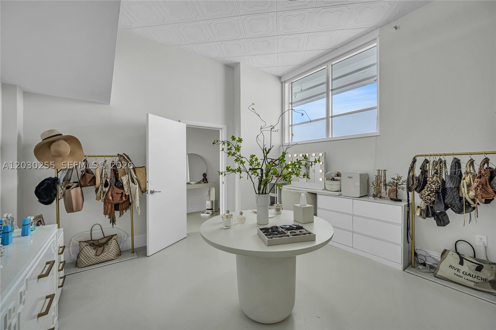 SPACE 01 CONDO - Residential