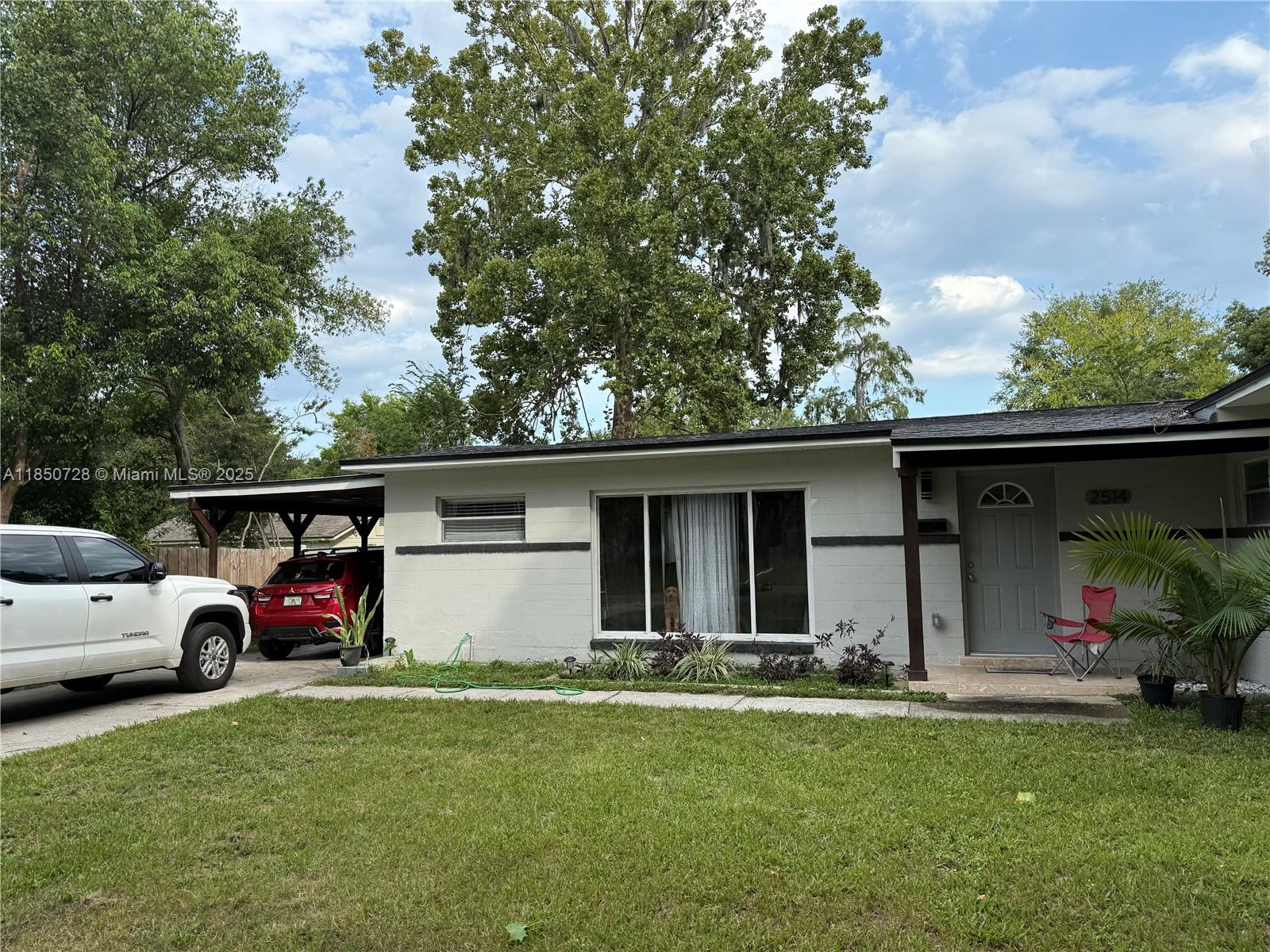 Beautiful house in a super quiet area. It has four comfortable bedrooms and three bathrooms, a large garden in the front and back, close to Publix and banks, close to Walmart, and in the back there is a shed that was converted into two guest rooms. The roof was remodeled a year and a half ago and it also has new air conditioning. Write for more information.