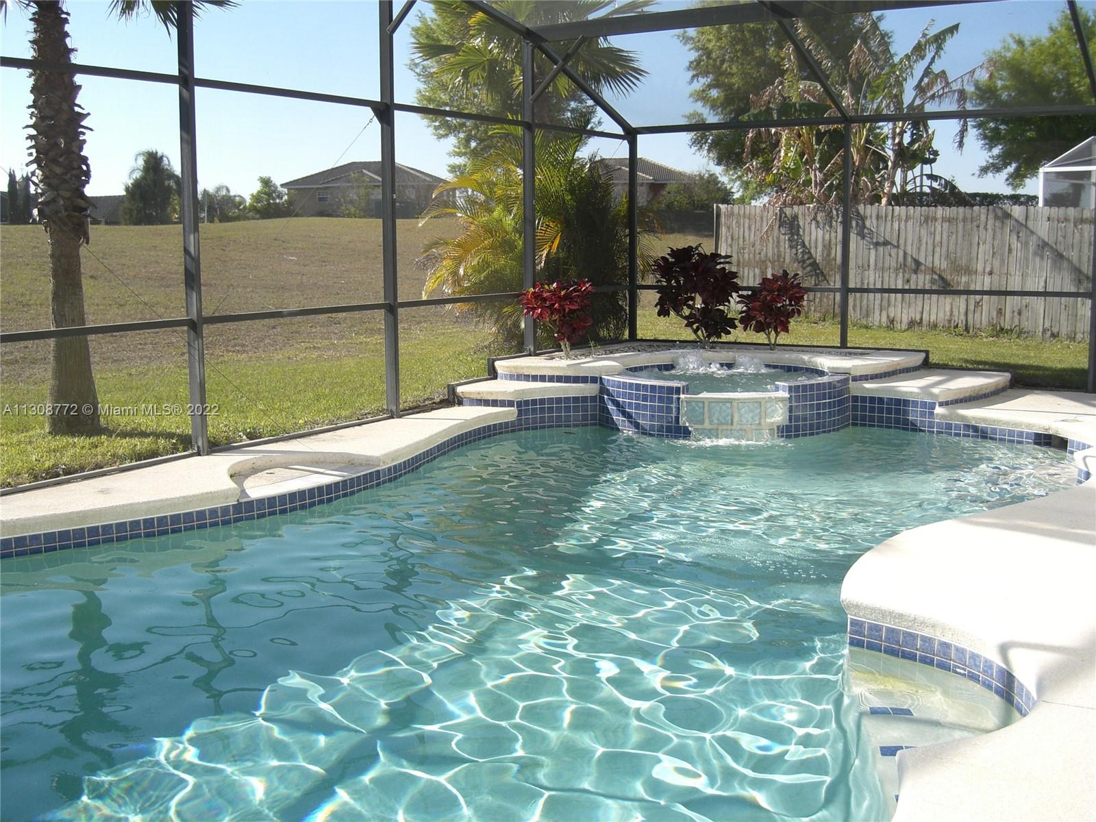 BEAUTIFUL WELL KEPT HOME IN THE DAVENPORT CLOSE TO HIGHWAYS AND ALL THEME PARKS, SURROUNDED BY MAJOR SHOPS AND DINNING AREAS . READY TO MOVE IN .
