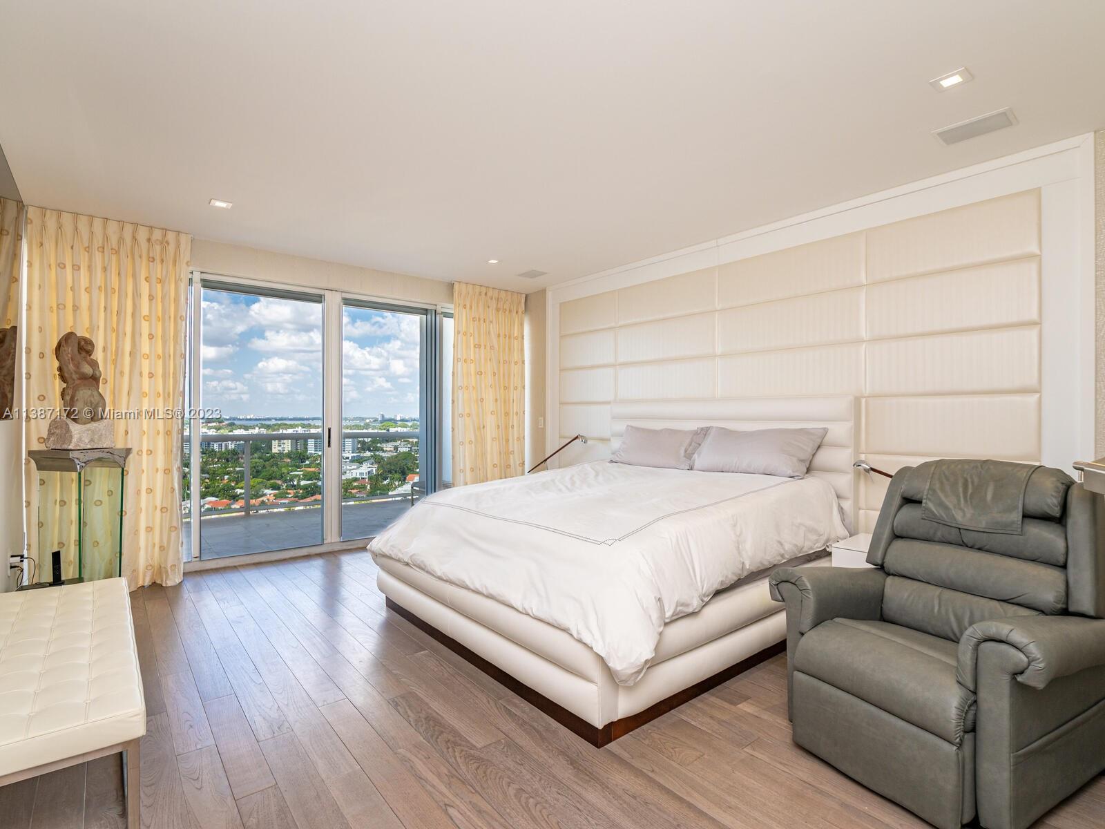MAJESTIC TOWER - Residential
