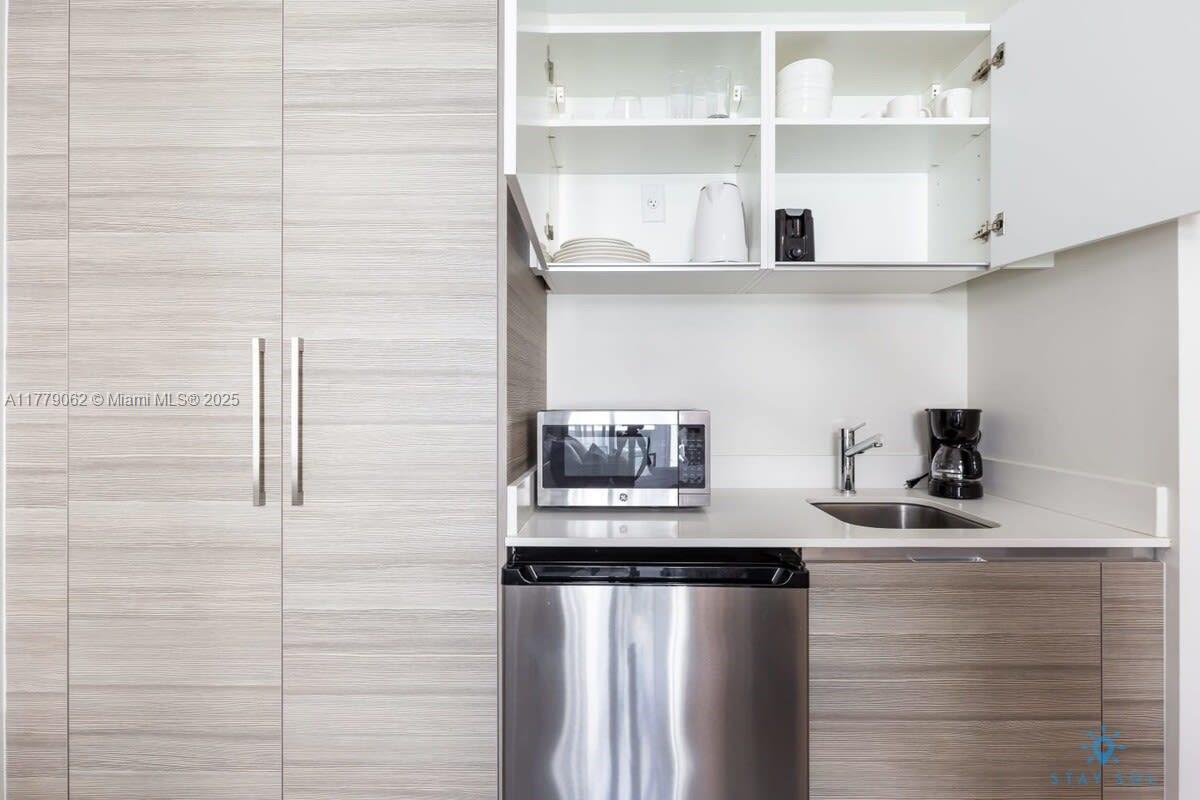 COSTA HOLLYWOOD CONDO - Residential