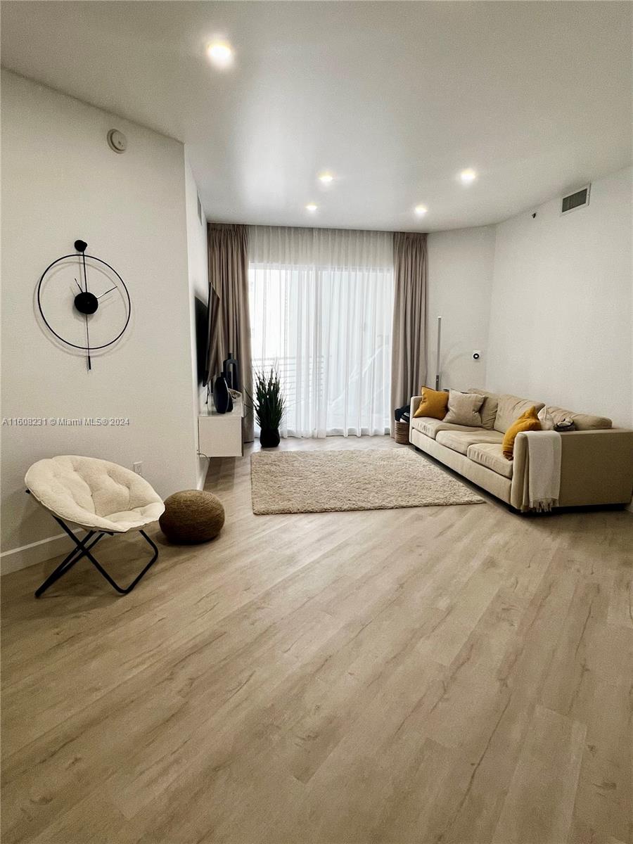 RADIUS CONDO - Residential