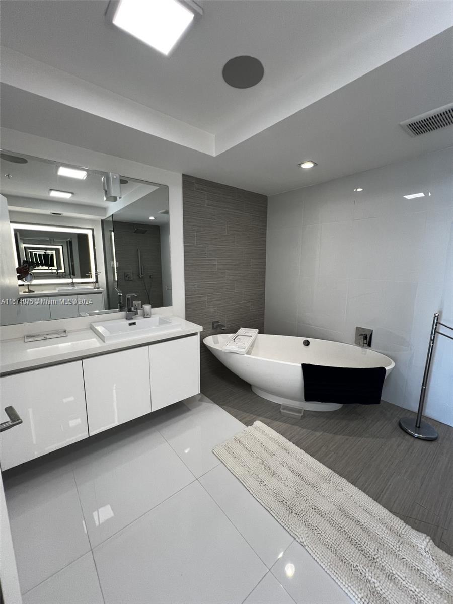 PARQUE TOWERS CONDO - Residential Lease