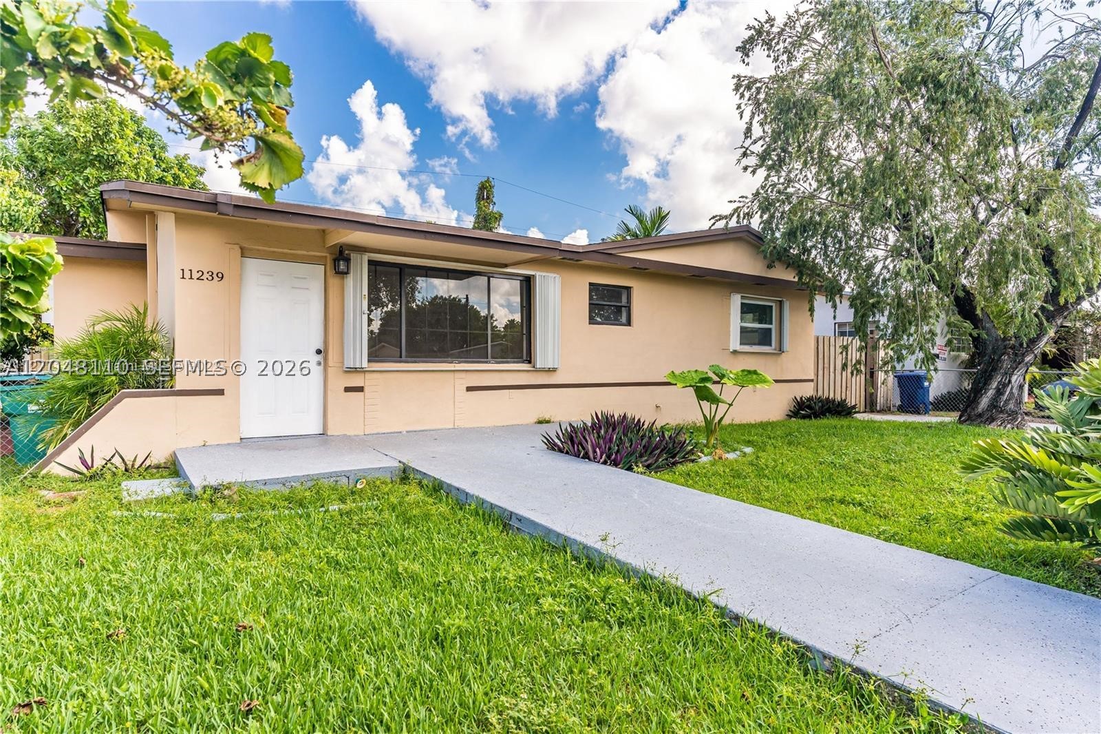 PRIVATE 1/1 WITH BACKKYARD! WASHER AND DRYER, ASSIGNED PARKING!! IN THE MIIDDLE OF SWEEWATER! WALK TO FIU CAMPUS! READY TO RENT TODAY!  FAST APPROVAL! MOVE IN TODAY!
WATER AND ELECTRICITY INCLUDED!