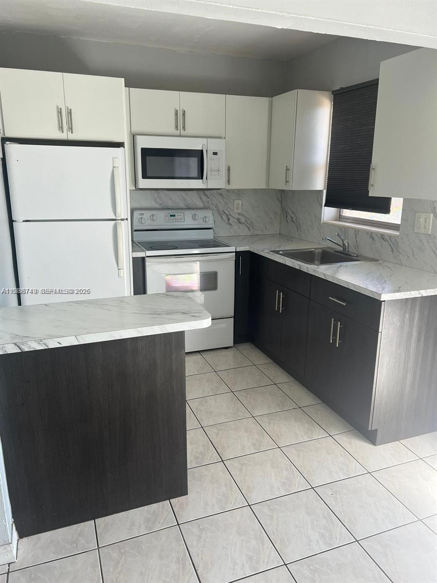 Prime Location in Kendall! Beautiful 2-bedroom condo. Enjoy a spacious layout with a large balcony overlooking the pool, clubhouse, and BBQ area — perfect for relaxing or entertaining. Located in a quiet and well-maintained building with easy access to US1, 826, and Kendall Drive. An excellent opportunity to invest.