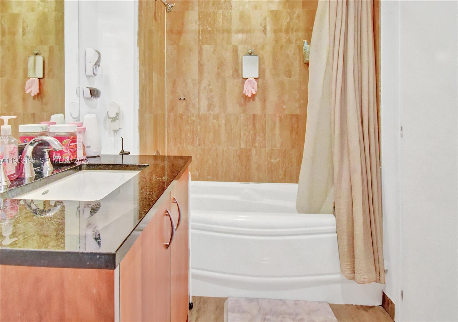 MET 1 CONDO - Residential