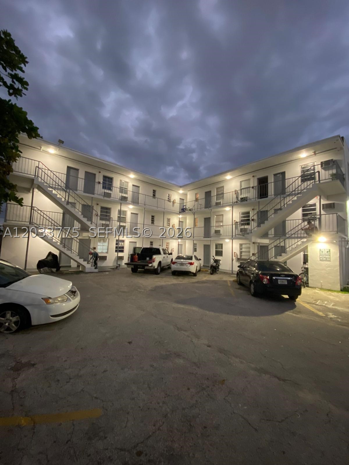 Excellent unit ready to move in. Fast Approval.