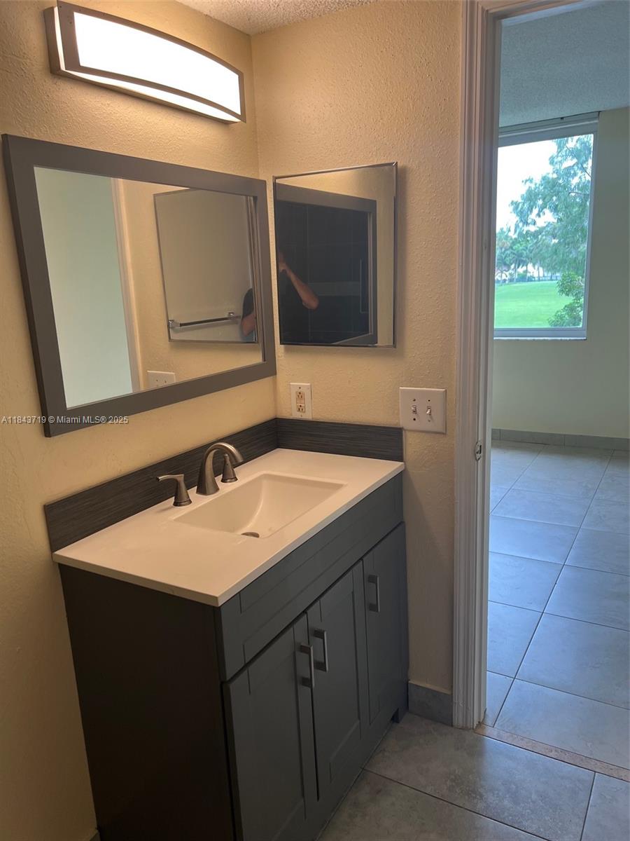 WINDWARD LAKES CONDO - Residential Lease