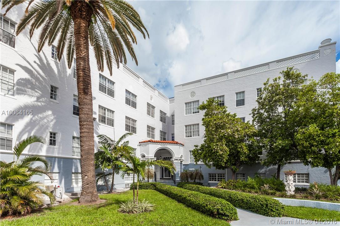 Amazing 1bed/1bath completely renovated with laundry facility on site. Pet Friendly
Central location in south beach