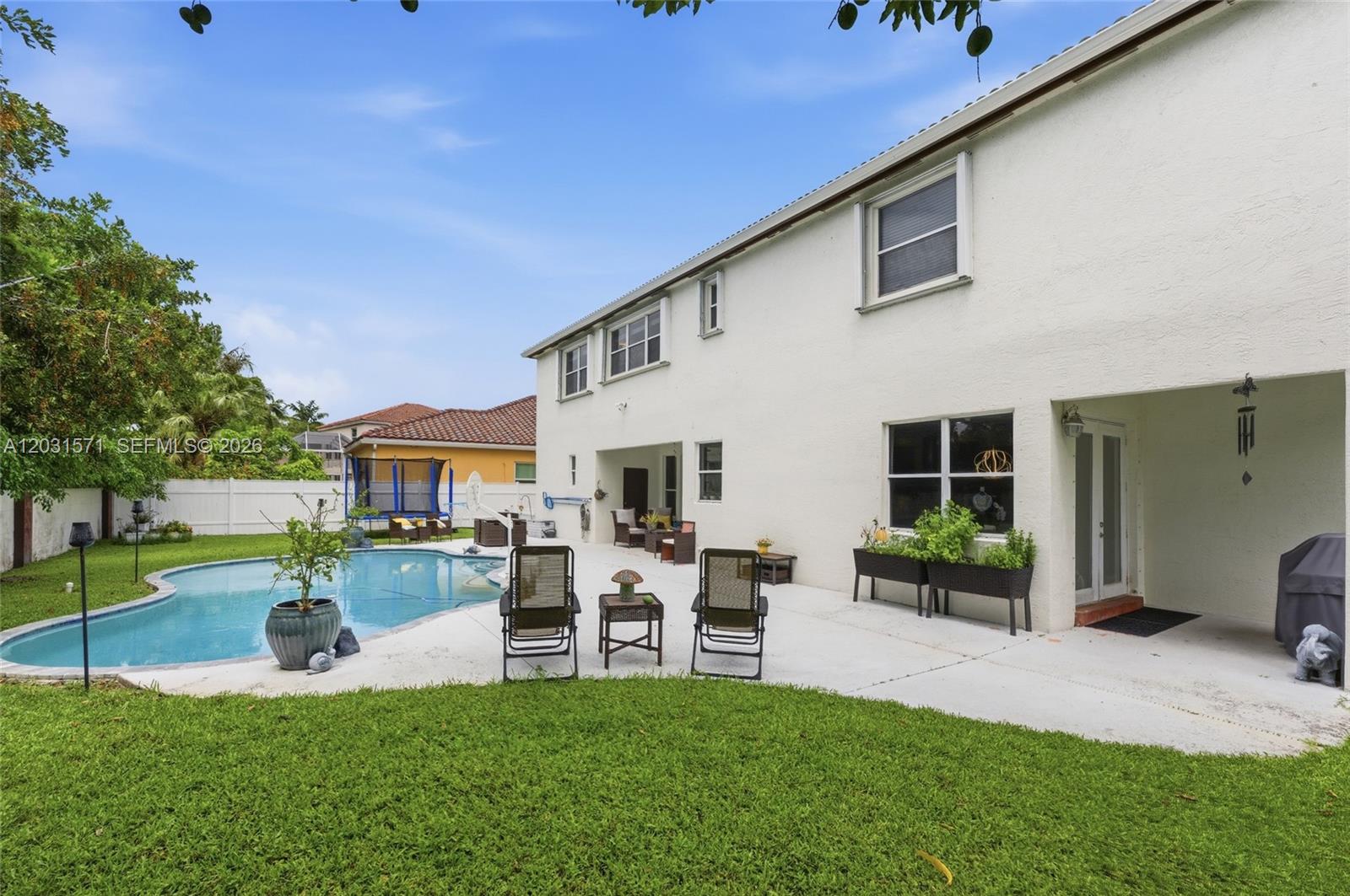 WINDSOR PALMS - Residential