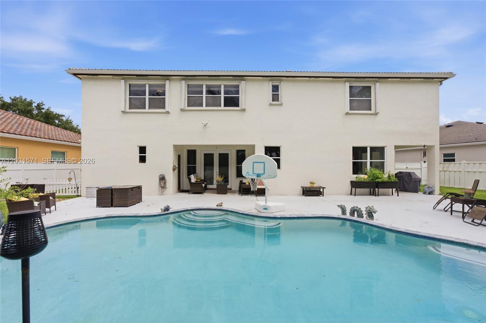WINDSOR PALMS - Residential