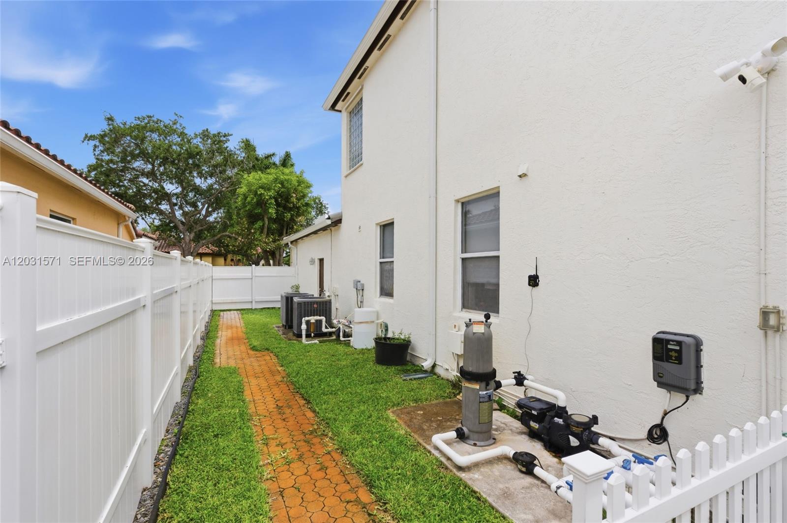 WINDSOR PALMS - Residential