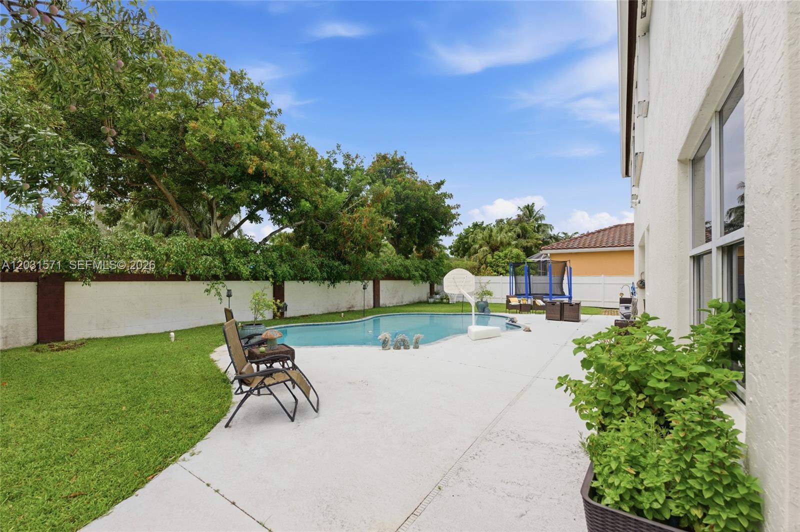 WINDSOR PALMS - Residential