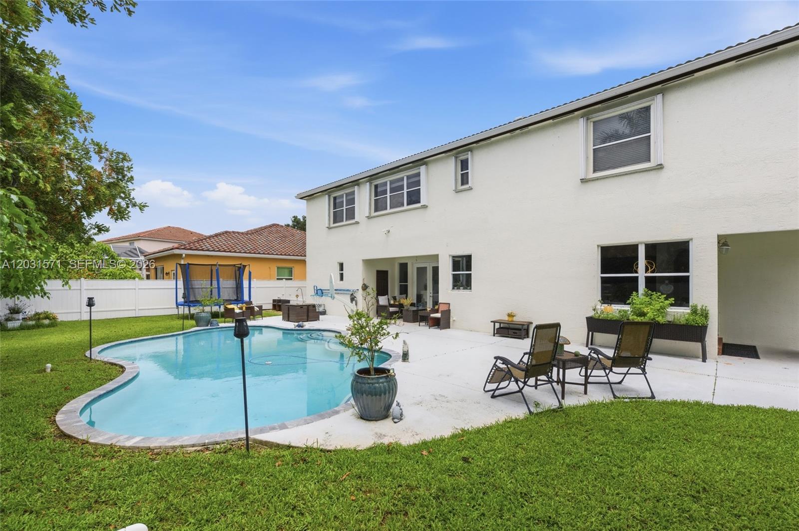 WINDSOR PALMS - Residential