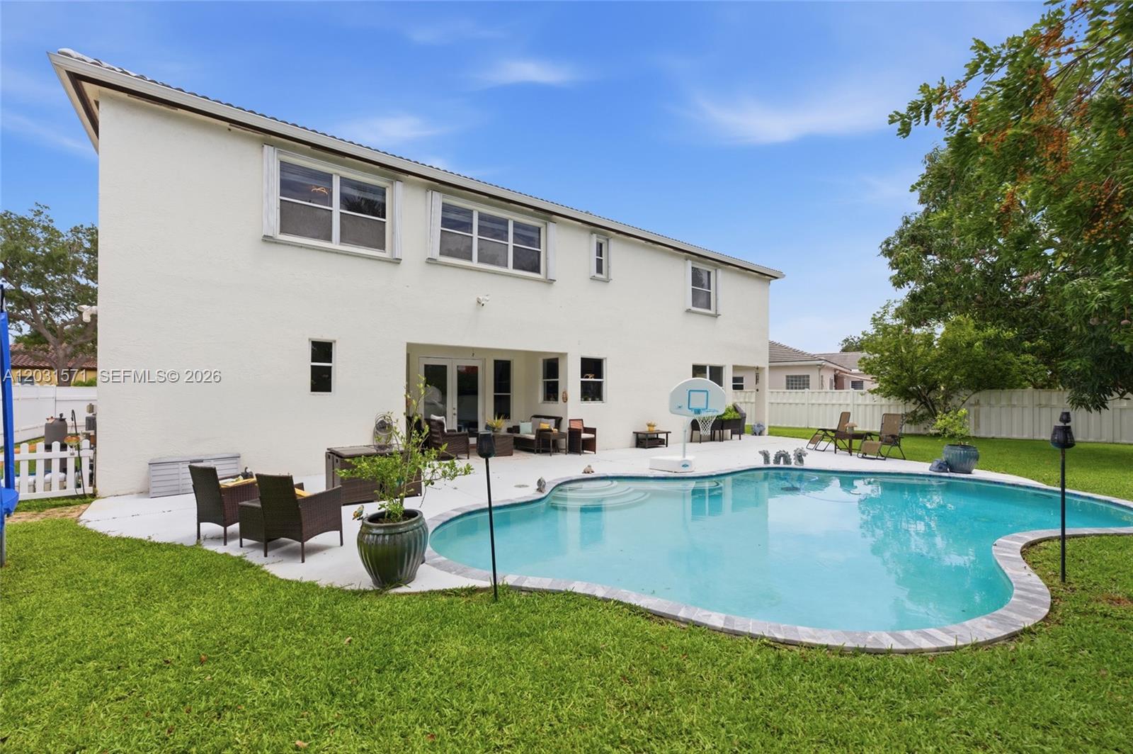 WINDSOR PALMS - Residential