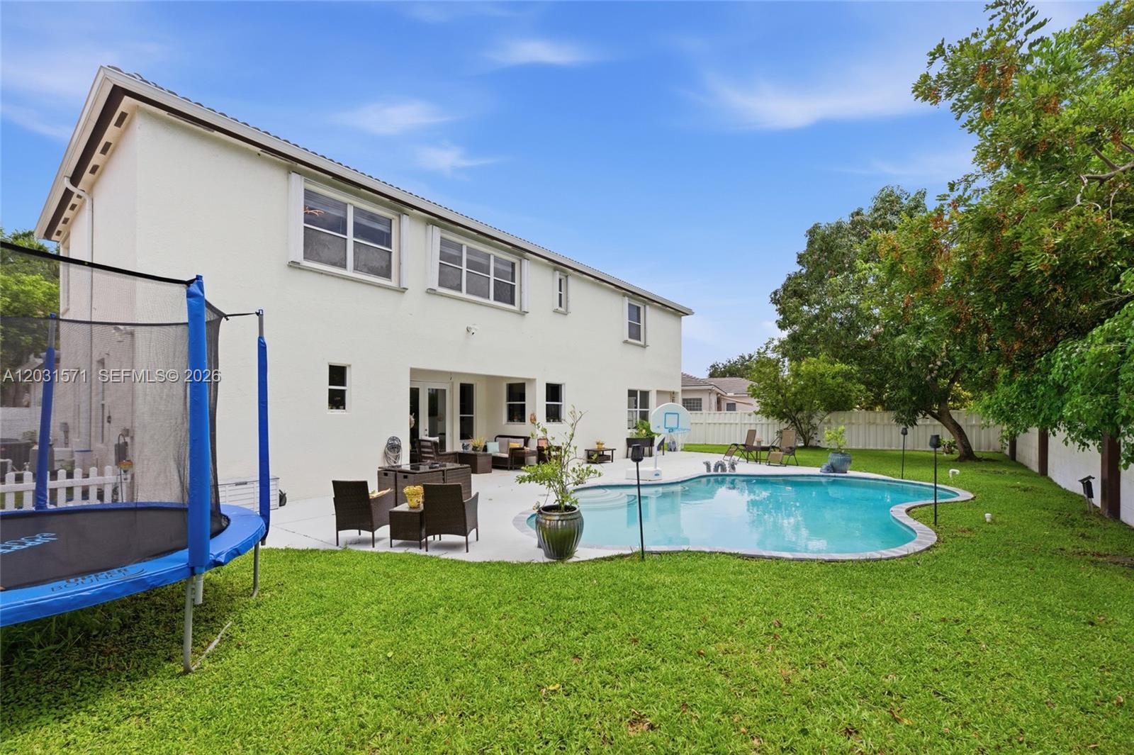 WINDSOR PALMS - Residential