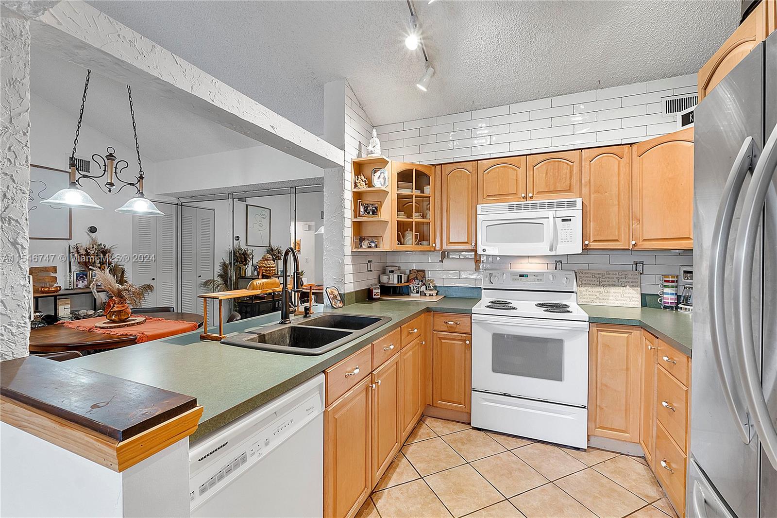 OAKLAND FOREST CLUB CONDO - Residential