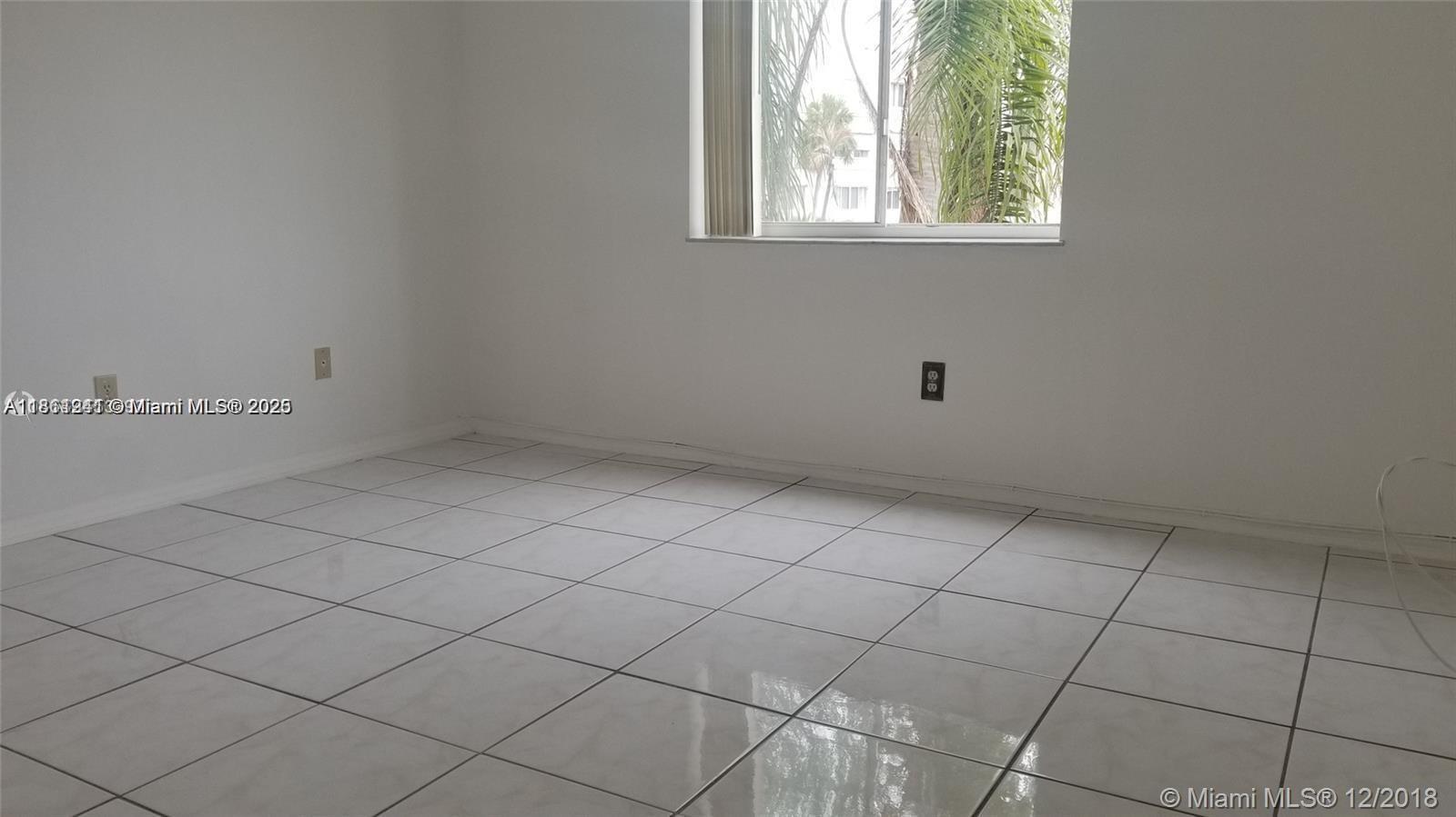NARANJA LAKES CONDO NO 5 - Residential