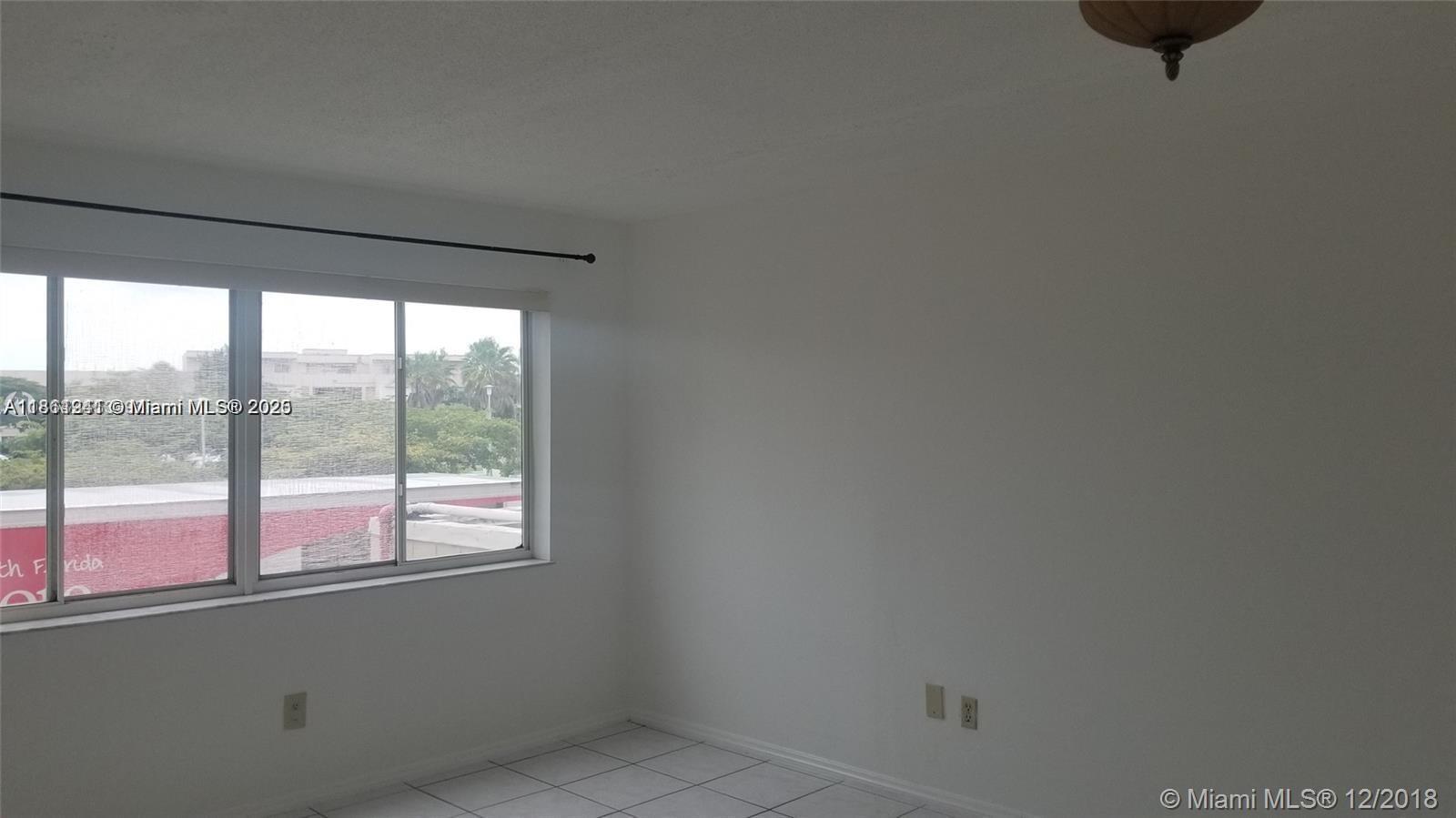 NARANJA LAKES CONDO NO 5 - Residential