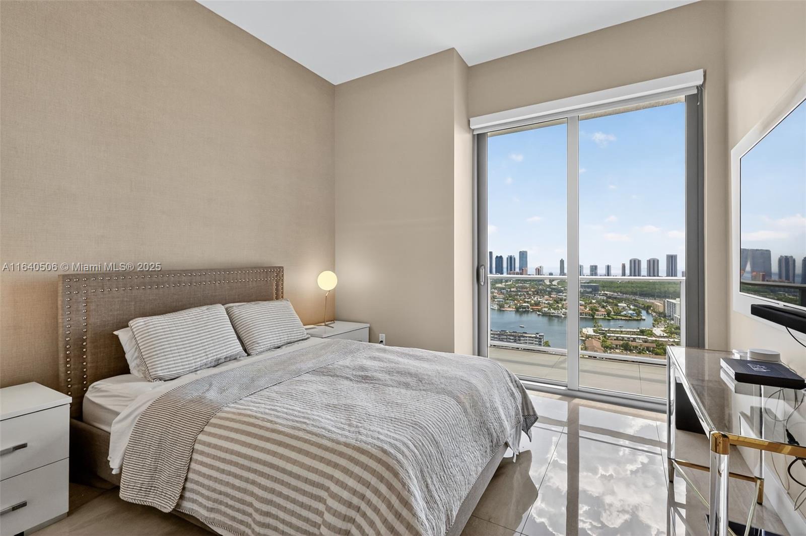 THE HARBOUR SOUTH CONDO - Residential