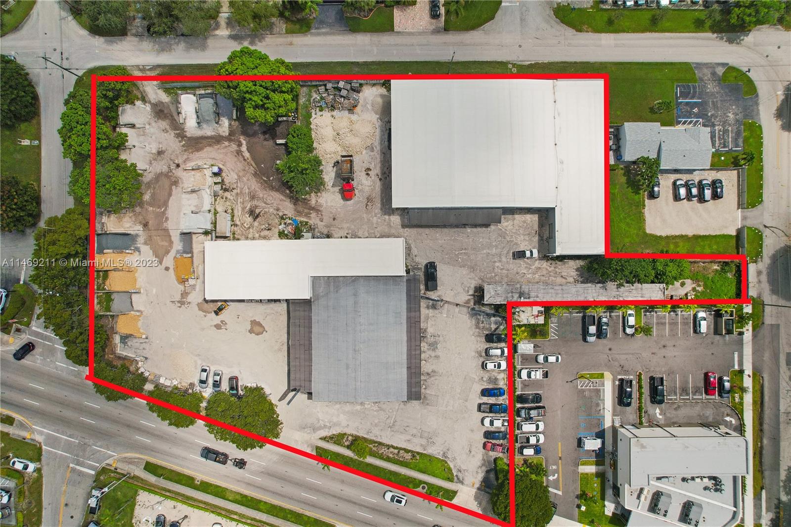 1.76 Acres: Situated at 17911 S Dixie Hwy, Miami, FL 33157 for end user also presents a redevelopment opportunity in Palmetto Bay. On South Dixie Highway corridor offers optimal exposure to the thriving community of residents and consumers alike. Zoned in Eureka Sector of Palmetto Bay enjoys a unique designation that facilitates a mixed-use environment with a residential focus. Designed to accommodate versatile commercial and retail spaces on the ground level, complemented by offices or multi-unit residential units above.
Features 3 separate continuous Addresses : 17911 S Dixie Hwy,  17901 S Dixie Hwy, 9800 E Indigo St, Miami, FL 33157 Folio Numbers: 33-5032-007-0050 33-5032-007-0110 33-5032-007-0100 33-5032-007-0090 33-5032-007-0080 33-5032-007-0061. No open permits. No drainage.