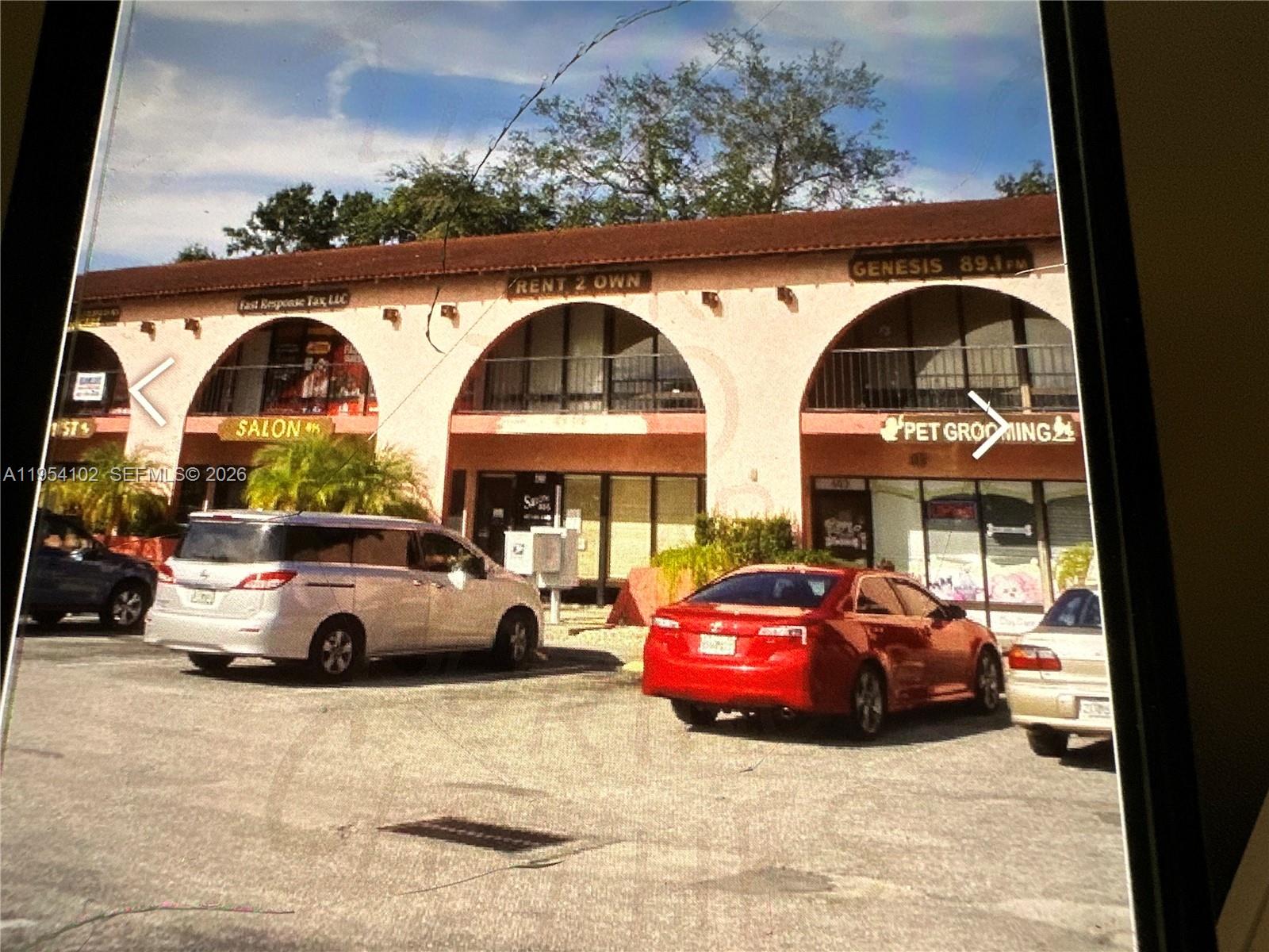 1470 SUARE FEET OF SPACE. IT HAS TWO ADDITIONAL SEPARATE ROOMS, ONE BATHROOM WIDE ENTRANCE SPACE.