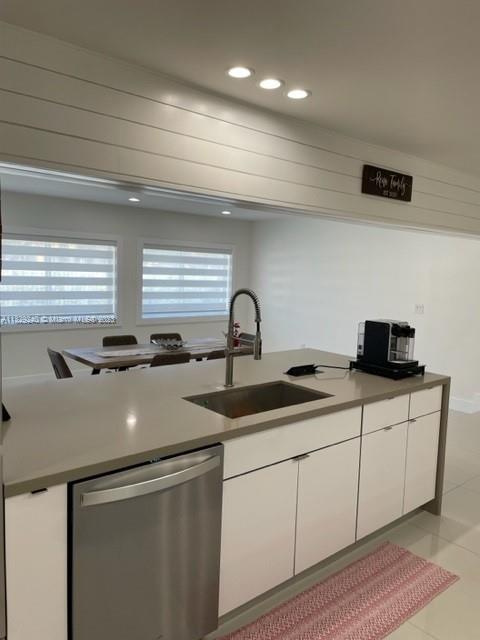 Beautiful house completely remodeled! All new appliances: New washer and dryer, New AC, New water heater, New wine refrigerator, led lights and much more. Impact windows!  Don't lose the opportunity to see this charming house.  Safe and quiet neighborhood, Walk to parks, schools and delicious restaurants.
