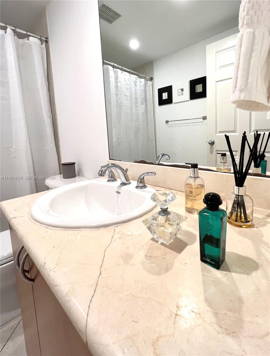 ISLAND POINTE CONDO - Residential