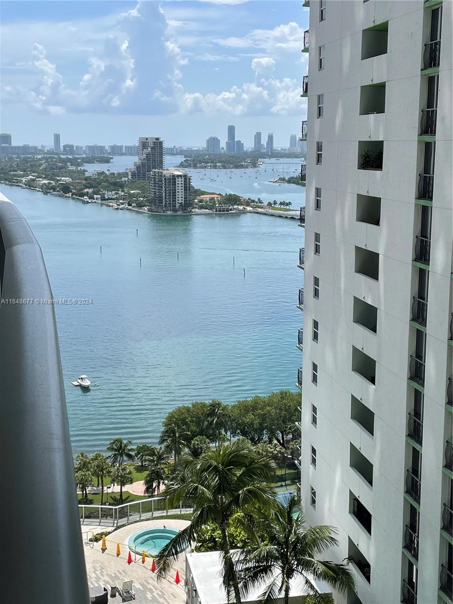 STUNNING, MOST BEAUTIFUL 1 BEDROOM WITH 2 BATHROOMS UNIT AT ARIA ON THE BAY. AMAZING SKYLINE, BIG BALCONY, WASHER AND DRYER IN UNIT, HIGH END FINISHES, BOSCH APPLIANCES, SHADES ON WINDOWS IN A GOOD HIGH FLOOR UNIT. BUILDING HAS ALL THE AMENITIES, GYM, SWIMMING POOL, PARTY ROOMS, ETC. A GREAT OPPORTUNITY TO LIVE IN THIS EXCLUSIVE VIP RESORT LIKE CONDOMINIUM!