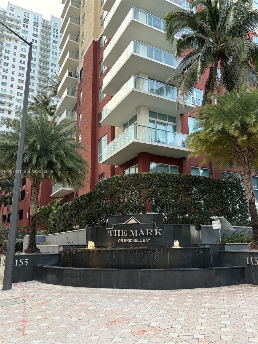 Nice corner apartment in a luxury building, located in the prestigious area of Brickell. 24 hour security, receptionist in the lobby. One assigned parking spot. includes swimming pool, tennis court, club house, gym. walking distance to restaurants and the spectacular Brickell City Center where you will find shops, a variety of restaurants and entertainment, also enjoy the beautiful bay. You have to see it!!
VERY MOTIVATED SELLER!!!!